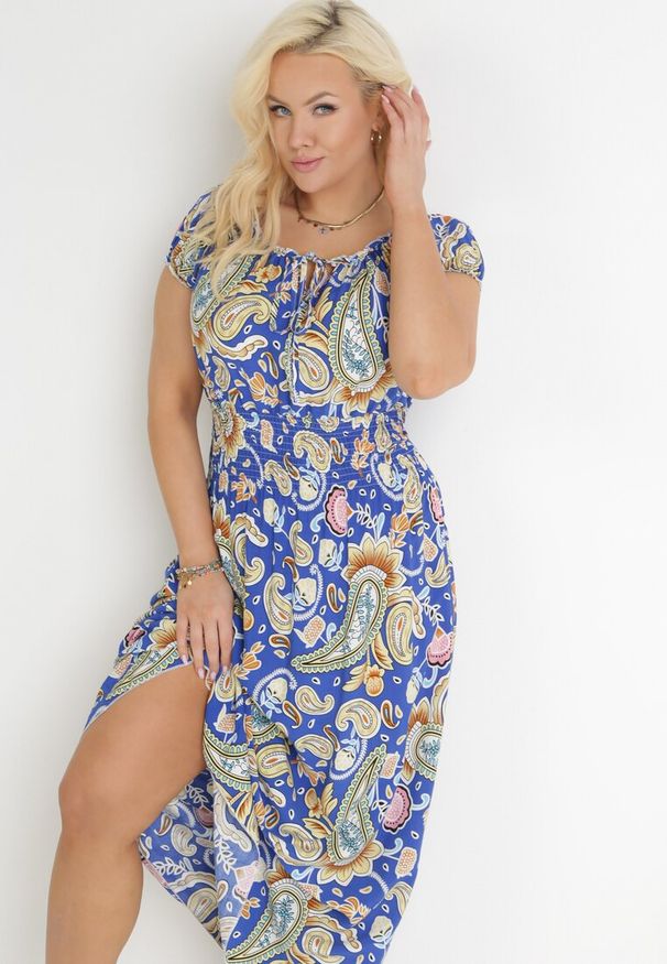 Born2be - Niebieska Rozkloszowana Sukienka Hiszpanka Maxi z Gumkami w Pasie z Bawełny Briyenn. Typ kołnierza: dekolt hiszpanka. Kolor: niebieski. Materiał: bawełna. Wzór: kwiaty. Sezon: wiosna, lato. Długość: maxi