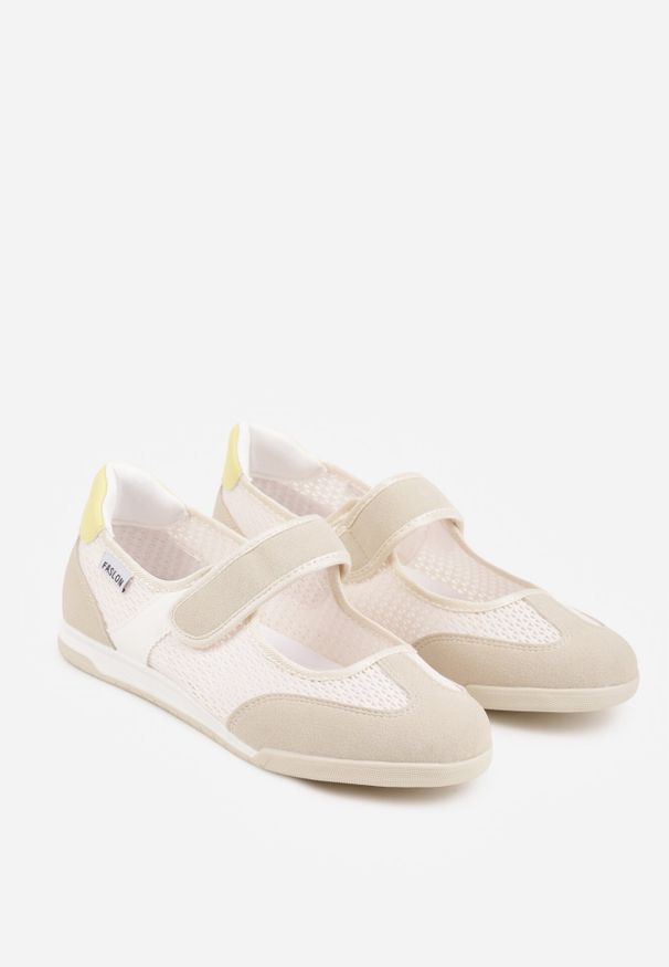 Born2be - Beżowe Tenisówki w Stylu Balerinek z Napisem Emitanela. Okazja: na co dzień. Zapięcie: rzepy. Kolor: beżowy. Materiał: jeans. Wzór: napisy. Styl: casual, sportowy