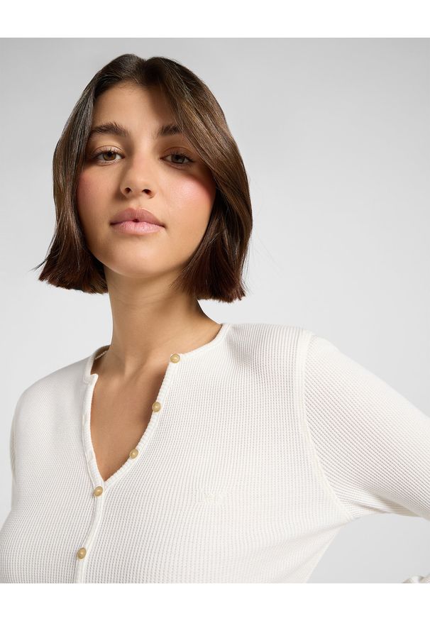 Lee - DAMSKA KOSZULKA LEE WASHED WAFFLE HENLEY ECRU 112371290. Typ kołnierza: typu henley