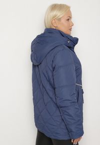 Born2be - Niebieska Pikowana Kurtka z Kapturem i Ozdobnymi Suwakami Carnaye. Okazja: na spacer, na co dzień. Typ kołnierza: kaptur. Kolekcja: plus size. Kolor: niebieski. Materiał: jeans. Styl: elegancki, casual, sportowy #3