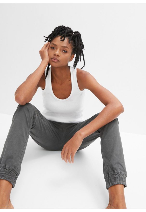 bonprix - Spodnie z ozdobnymi detalami w stylu biker. Kolor: szary. Styl: elegancki, sportowy