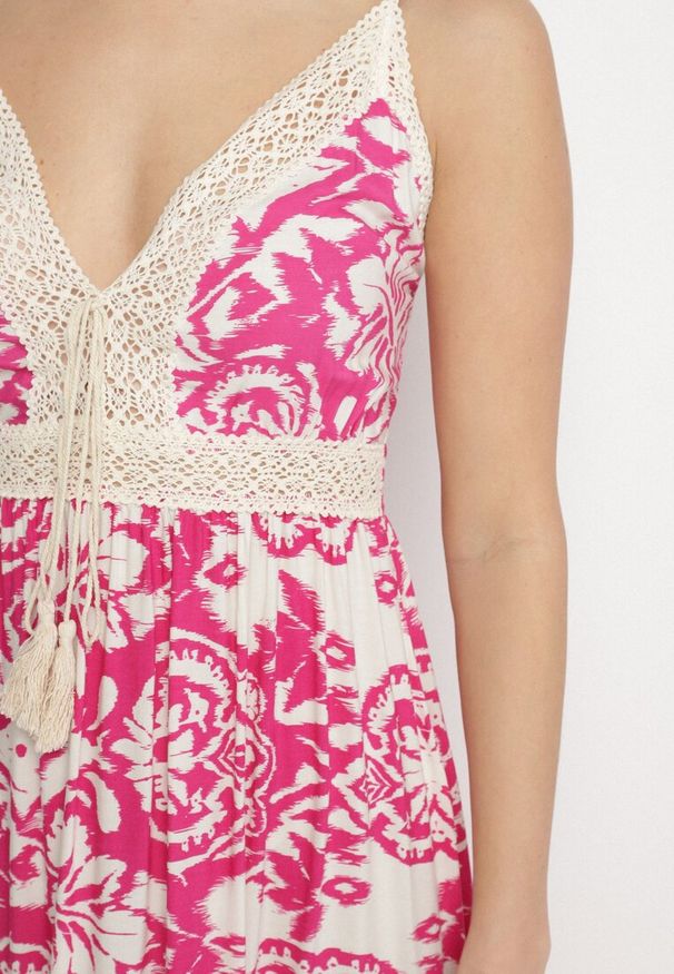 Born2be - Różowa Bawełniana Sukienka Rozkloszowana w Etniczny Wzór z Koronką Taliosha. Okazja: na co dzień. Typ kołnierza: dekolt w kształcie V. Kolor: różowy. Materiał: bawełna, koronka. Długość rękawa: na ramiączkach. Wzór: koronka. Styl: casual, elegancki