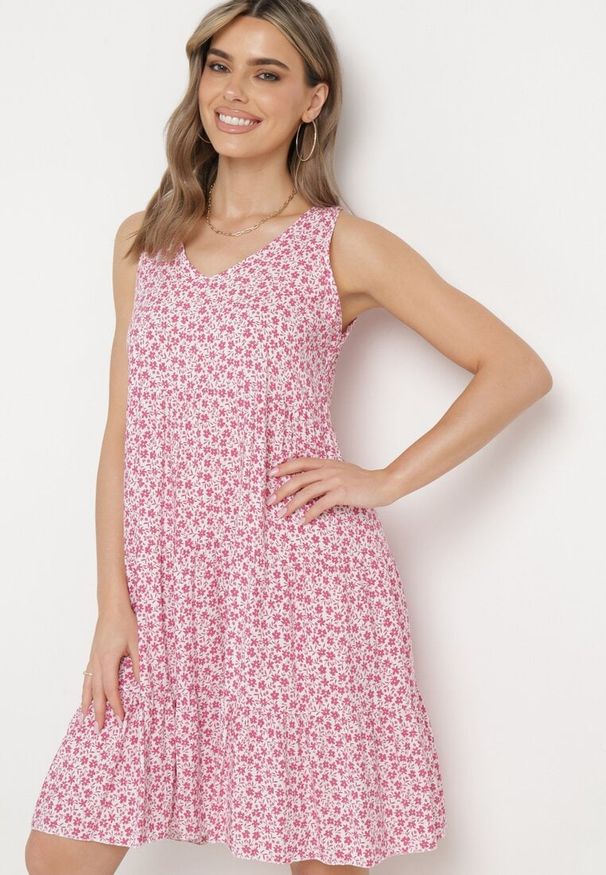 Born2be - Różowa Bawełniana Sukienka w Kwiaty z Falbanką Rissafa. Okazja: na co dzień. Kolor: różowy. Materiał: bawełna. Wzór: kwiaty. Typ sukienki: proste. Styl: casual