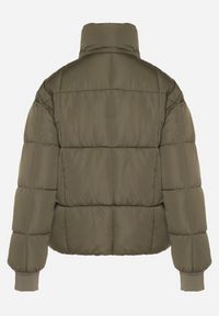 Born2be - Ciemnozielona Pikowana Kurtka Puffer o Prostym Kroju ze Ściągaczami przy Rękawach Suzzana. Okazja: na spacer, na co dzień. Kolor: zielony. Materiał: poliester, jeans. Styl: casual, elegancki #6
