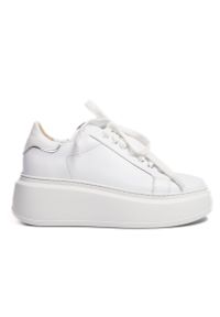 Inna - Sneakersy na platformie z lakierowaną cholewką skórzane białe Sempre 23-397-38. Kolor: biały. Materiał: skóra, lakier. Szerokość cholewki: normalna. Wzór: grochy. Obcas: na platformie