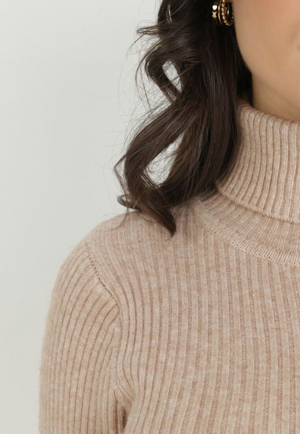 Born2be - Beżowy Golf Oranya. Typ kołnierza: golf. Kolor: beżowy. Materiał: prążkowany, dzianina. Długość rękawa: długi rękaw. Długość: długie