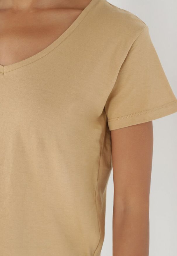 Born2be - Beżowy T-shirt Metoreia. Okazja: na co dzień. Kolor: beżowy. Materiał: dzianina, bawełna. Długość rękawa: krótki rękaw. Długość: krótkie. Wzór: gładki. Styl: casual, sportowy