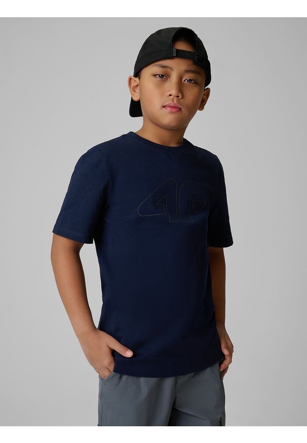 4f - 4F T-shirt regular z nadrukiem chłopięcy - granatowy 140 (9-10 lat). Okazja: na co dzień, na uczelnię. Kolor: niebieski. Materiał: bawełna, skóra, materiał. Wzór: nadruk. Sezon: lato. Styl: casual, klasyczny