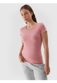 4f - T-shirt regular z nadrukiem damski. Kolor: różowy. Materiał: bawełna, elastan. Wzór: nadruk