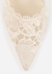 Born2be - Beżowe Koronkowe Szpilki VICES z Odkrytą Piętą w Eleganckim Stylu Vitavia. Okazja: na wesele, na co dzień, na spotkanie biznesowe, na ślub cywilny. Zapięcie: pasek. Kolor: beżowy. Materiał: koronka. Wzór: koronka. Obcas: na szpilce. Styl: elegancki #3