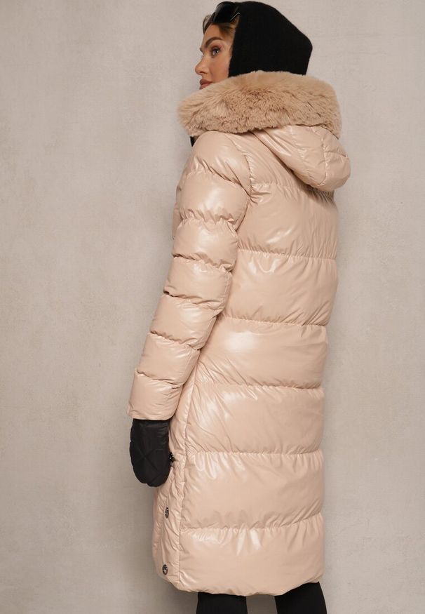 Renee - Jasnobeżowa Długa Kurtka Pikowana z Kapturem i Odpinanym Futerkiem Semivin. Okazja: na co dzień, na spacer, do pracy. Typ kołnierza: kaptur. Kolor: beżowy. Materiał: futro. Długość: długie. Styl: casual, elegancki