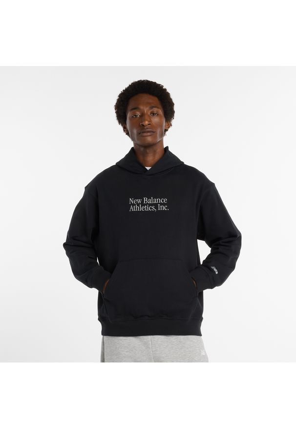 Bluza męska New Balance MT53925BK – czarna. Typ kołnierza: kaptur. Kolor: czarny. Materiał: bawełna, dresówka, materiał. Wzór: aplikacja