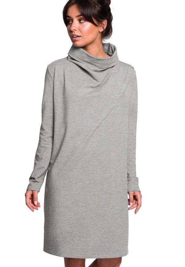 BE - Sukienka dresowa oversize trapezowa z wysokim kołnierzem szara. Okazja: na co dzień. Kolor: szary. Materiał: dresówka. Długość rękawa: długi rękaw. Typ sukienki: trapezowe, oversize. Styl: casual