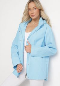 Born2be - Jasnoniebieska Kurtka w Stylu Wiatrówki z Odpinanym Kapturem Ndivisa. Okazja: na co dzień. Kolor: niebieski. Materiał: jeans. Styl: klasyczny, casual #1