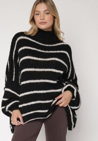 Born2be - Czarny Golf Oversize w Paski z Domieszką Wełny i Wiskozy Nexeia. Okazja: na co dzień. Typ kołnierza: golf. Kolor: czarny. Materiał: wełna, wiskoza. Wzór: paski. Styl: klasyczny, casual, elegancki #1