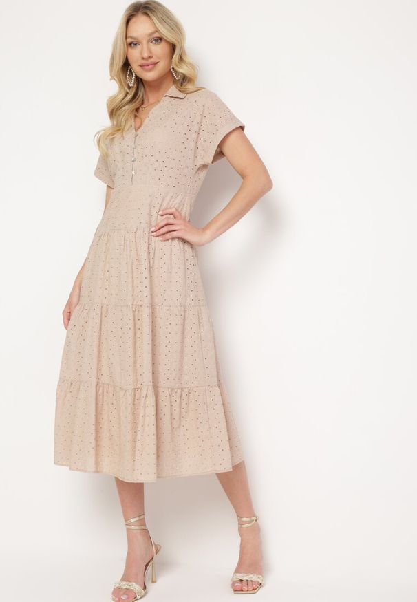 Born2be - Beżowa Bawełniana Sukienka o Ażurowym Wykończeniu z Krótkim Rękawem Zapinana na Guziki Kataria. Okazja: na co dzień. Typ kołnierza: dekolt w serek. Kolor: beżowy. Materiał: bawełna. Długość rękawa: krótki rękaw. Wzór: ażurowy. Typ sukienki: proste. Styl: casual, klasyczny