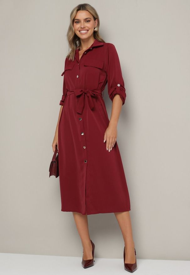 Born2be - Bordowa Koszulowa Sukienka z Eleganckimi Guzikami i Wiązanym Paskiem w Talii Kortella. Okazja: na co dzień, na spotkanie biznesowe. Typ kołnierza: dekolt w serek. Kolor: czerwony. Długość rękawa: długi rękaw. Typ sukienki: koszulowe. Styl: elegancki