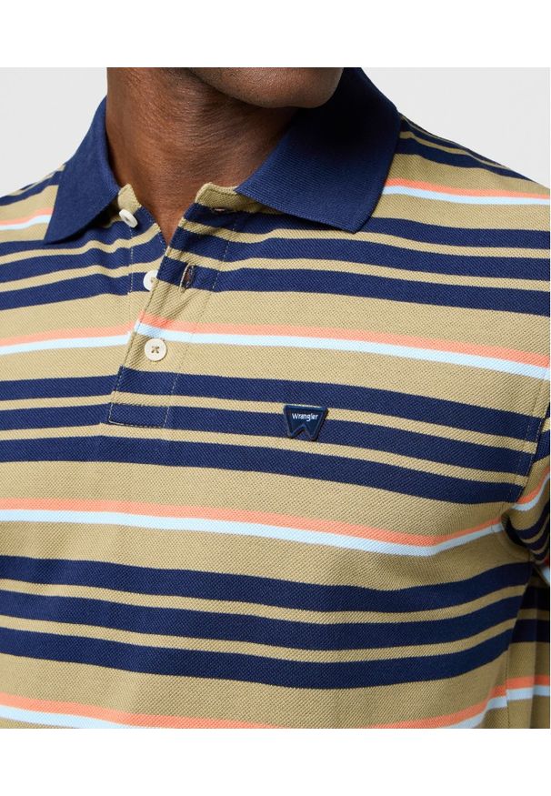 Wrangler - MESKA KOSZULKA POLO WRANGLER STRIPE POLO SHIRT ALOE 112371510. Typ kołnierza: polo