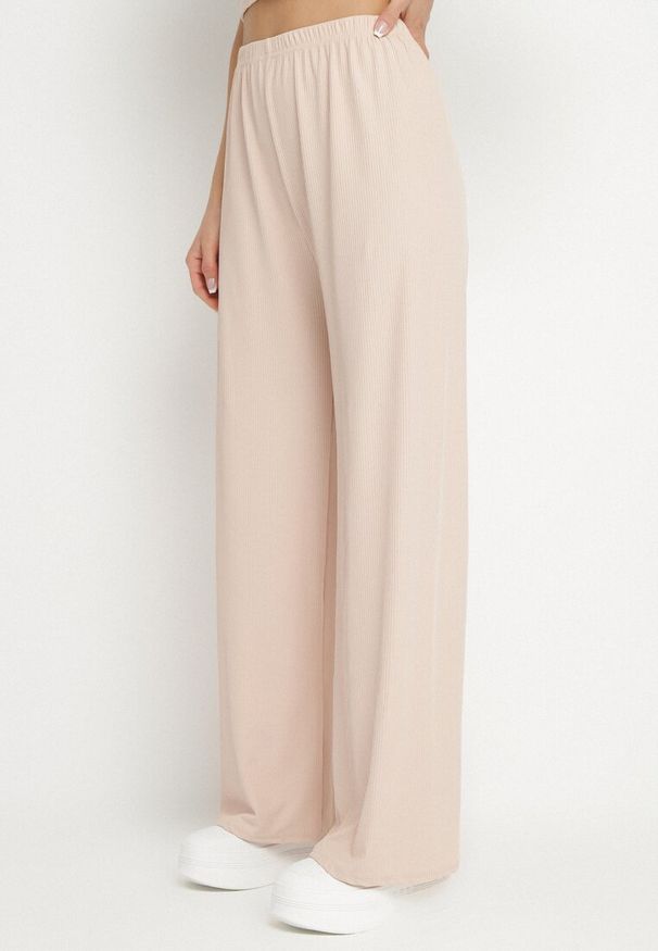 Born2be - Jasnobeżowy Prążkowany Komplet Dopasowany Top i Spodnie o Szerokim Kroju Miresia. Kolor: beżowy. Materiał: prążkowany