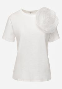 Renee - Biały Bawełniany T-shirt z Krótkim Rękawem i Ozdobnym Kwiatem Krissas. Okazja: do pracy, na co dzień, na spotkanie biznesowe. Kolor: biały. Materiał: bawełna. Długość rękawa: krótki rękaw. Długość: krótkie. Wzór: kwiaty. Styl: elegancki, biznesowy, casual #4