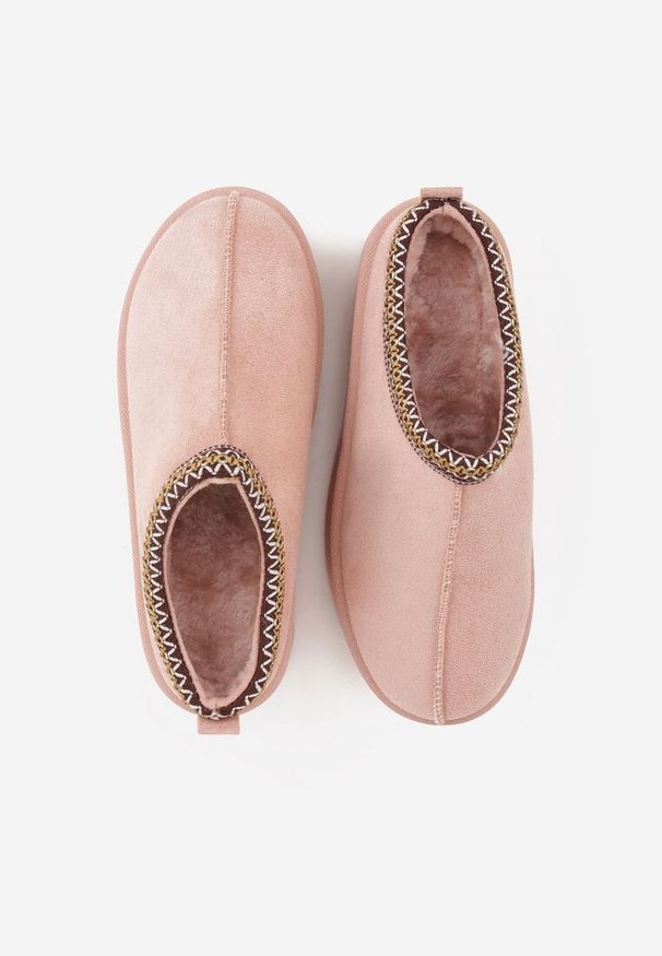 Renee - Różowe Śniegowce na Platformie z Niską Cholewką i Haftowanym Wzorem Zivilae. Okazja: na co dzień. Wysokość cholewki: przed kostkę. Kolor: różowy. Materiał: puch, jeans. Szerokość cholewki: normalna. Wzór: haft. Obcas: na platformie. Styl: casual