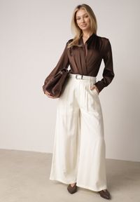 Born2be - Białe Szerokie Spodnie Wiskozowe w Garniturowym Stylu z Paskiem Qera. Okazja: na co dzień. Kolor: biały. Materiał: wiskoza. Styl: casual, elegancki, klasyczny #5