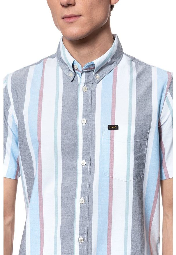 Lee - KOSZULA MĘSKA KRÓTKI RĘKAW LEE BUTTON DOWN SS DIPPED BLUE L886NULA 112123685. Typ kołnierza: button down. Materiał: materiał. Długość rękawa: krótki rękaw. Długość: krótkie. Wzór: paski, kolorowy