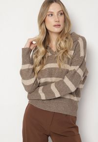 Born2be - Beżowy Sweter w Paski z Wełną i Dekoltem z Kołnierzykiem Tevana. Okazja: na co dzień. Typ kołnierza: dekolt w serek. Kolor: beżowy. Materiał: wełna. Wzór: paski. Styl: elegancki, casual, klasyczny