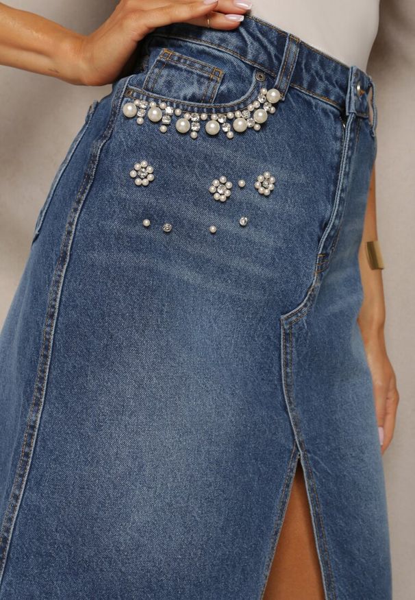Renee - Niebieska Spódnica Jeansowa z Bawełny z Perłami i Cyrkoniami Efite. Okazja: na co dzień. Kolor: niebieski. Materiał: bawełna, jeans. Styl: casual