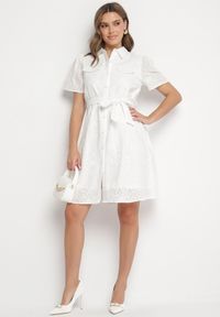 Born2be - Biała Haftowana Sukienka z Bawełny z Paskiem Elearotea. Okazja: na co dzień. Kolor: biały. Materiał: bawełna. Długość rękawa: krótki rękaw. Wzór: haft. Typ sukienki: koszulowe. Styl: casual #2