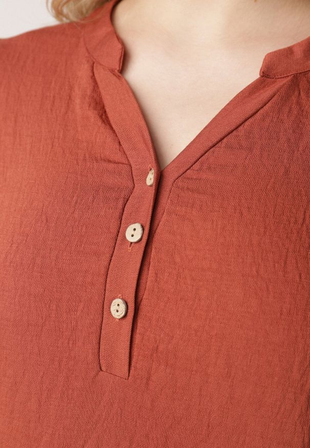 Born2be - Pomarańczowa Wiskozowa Sukienka o Pudełkowym Kroju z Dekoltem V z Guzikami Berborin. Okazja: na co dzień, do pracy. Kolekcja: plus size. Kolor: pomarańczowy. Materiał: wiskoza. Typ sukienki: dla puszystych, proste. Styl: casual, klasyczny