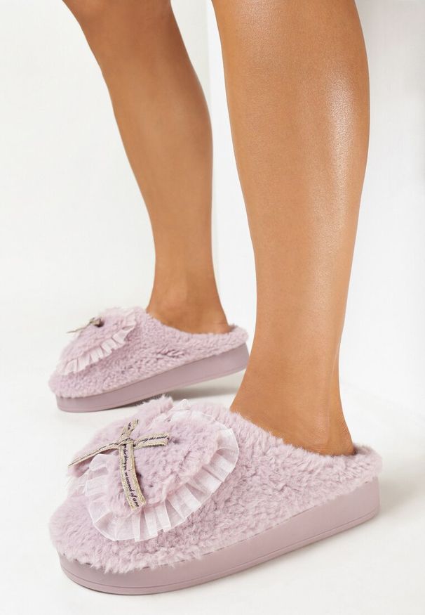 Born2be - Fioletowe Kapcie Pluszowe z Kokardką Xaverna. Nosek buta: okrągły. Kolor: fioletowy. Materiał: futro. Sezon: zima. Obcas: na obcasie. Styl: klasyczny. Wysokość obcasa: niski