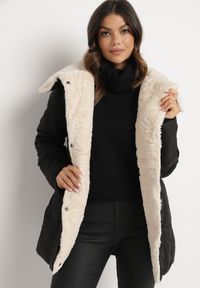 Born2be - Czarna Pikowana Kurtka z Futerkowym Kołnierzem i Wiązanym Paskiem Seratta. Okazja: na co dzień. Kolor: czarny. Materiał: jeans. Styl: casual, elegancki #3