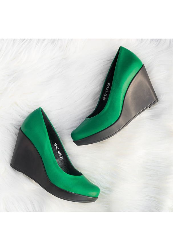 Zielone Czółenka Karino Damskie Półbuty Na Koturnie. Okazja: do pracy, na co dzień, na spotkanie biznesowe. Zapięcie: bez zapięcia. Kolor: zielony. Materiał: skóra. Szerokość cholewki: normalna. Wzór: gładki. Obcas: na koturnie. Styl: biznesowy, casual, klasyczny