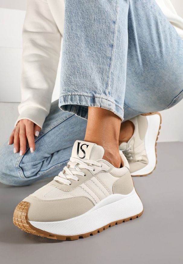 Renee - Beżowe Sznurowane Sneakersy Vices na Platformie z Ozdobnymi Paskami Seliniel. Nosek buta: okrągły. Zapięcie: pasek. Kolor: beżowy. Materiał: jeans. Wzór: paski. Obcas: na platformie