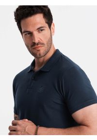 Ombre Clothing - Jednokolorowa koszulka męska polo BASIC z dzianiny pique - granatowa V2. Okazja: na co dzień. Typ kołnierza: polo. Kolor: niebieski. Materiał: dzianina. Wzór: haft, aplikacja, jednolity. Styl: sportowy, wizytowy, casual #9