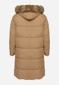 Born2be - Beżowa Kurtka Pikowana z Odpinanym Futerkiem Zivilda. Okazja: na co dzień. Kolekcja: plus size. Kolor: beżowy. Materiał: futro. Wzór: geometria. Styl: klasyczny, casual, elegancki #5