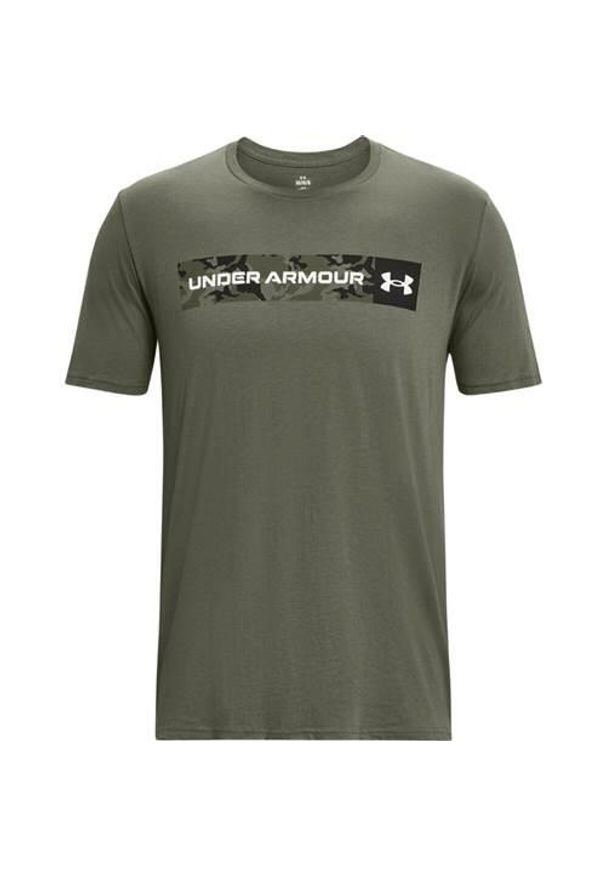 Koszulka sportowa męska Under Armour Camo Chest Stripe. Kolor: zielony, biały, wielokolorowy. Materiał: poliester, bawełna. Długość rękawa: krótki rękaw. Długość: krótkie. Sport: fitness
