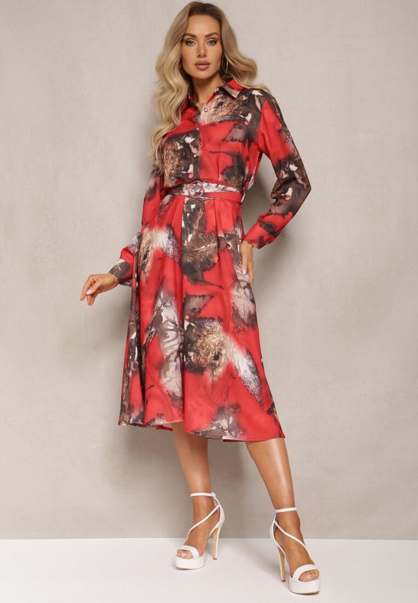 Renee - Czerwono-Brązowa Rozkloszowana Sukienka Midi z Paskiem z Klamrą Qirvina. Okazja: na co dzień. Kolor: czerwony. Typ sukienki: proste. Styl: elegancki, casual. Długość: midi