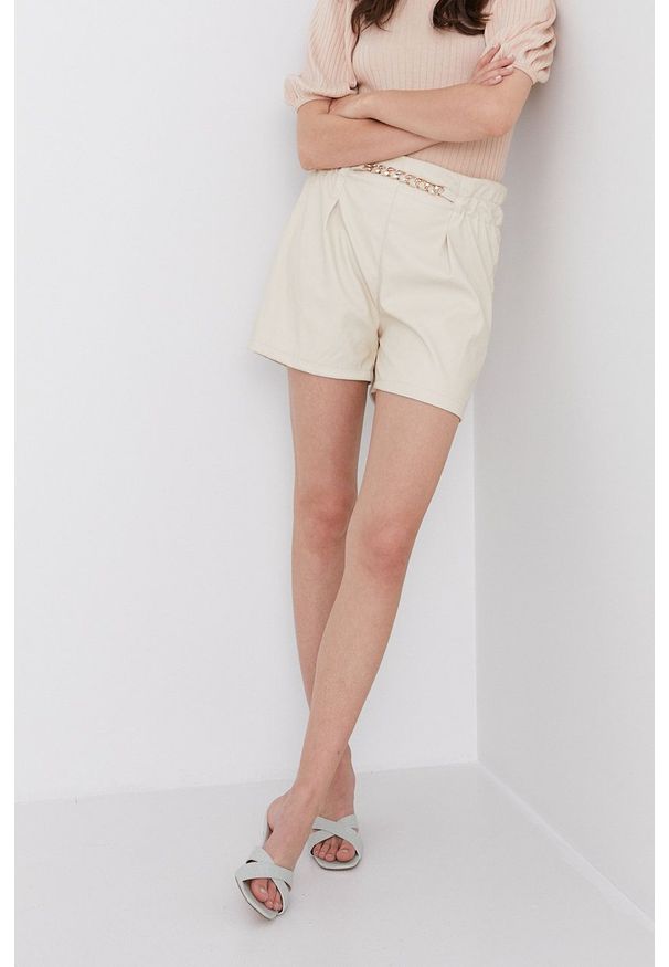 Answear Lab Szorty damskie kolor beżowy gładkie high waist. Okazja: na co dzień. Stan: podwyższony. Kolor: beżowy. Materiał: materiał. Wzór: gładki. Styl: wakacyjny
