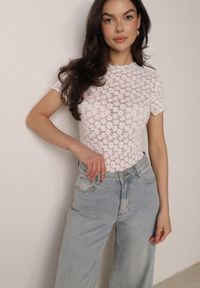 Born2be - Białe Dopasowane Body Koronkowe z Krótkim Rękawem Mirarina. Okazja: na co dzień. Kolor: biały. Materiał: koronka. Długość rękawa: krótki rękaw. Długość: krótkie. Wzór: koronka. Styl: casual, klasyczny, elegancki #8