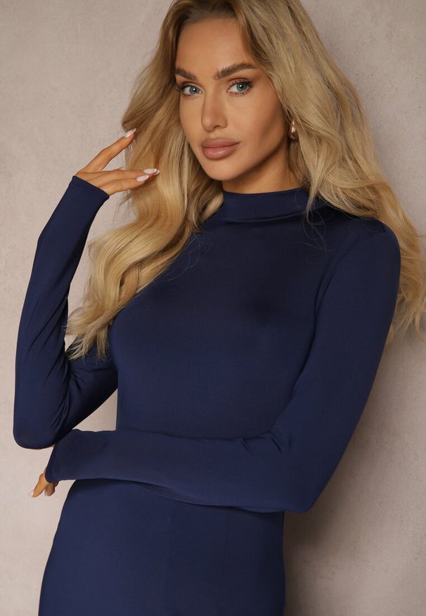 Renee - Granatowa Taliowana Sukienka z Rozcięciem na Boku i Półgolfem Saimara. Okazja: na spotkanie biznesowe. Kolor: niebieski. Długość rękawa: długi rękaw. Wzór: aplikacja. Styl: elegancki, biznesowy