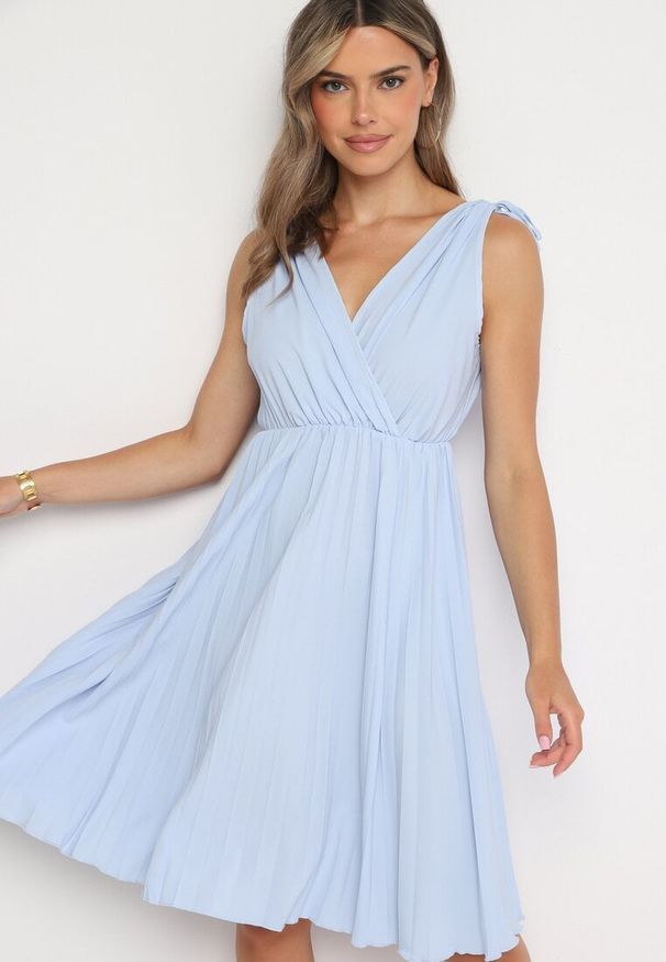 Born2be - Jasnoniebieska Plisowana Sukienka z Bawełną i Wiskozą z Gumką w Talii i Kopertowym Dekoltem Karamla. Typ kołnierza: dekolt kopertowy. Kolor: niebieski. Materiał: bawełna, wiskoza. Typ sukienki: kopertowe