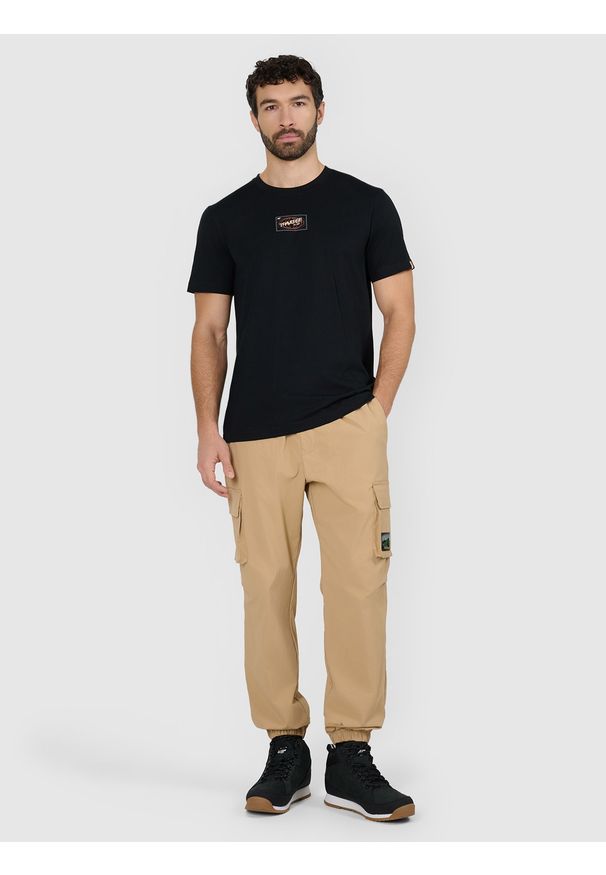 4f - 4F T-shirt regular z nadrukiem męski - czarny S. Okazja: na co dzień. Kolor: czarny. Materiał: dzianina, bawełna. Długość rękawa: krótki rękaw. Długość: krótkie. Wzór: nadruk. Styl: casual