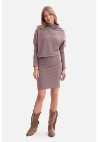 BeWear - Bawełniana ołówkowa sukienka z dzianiny zbluzowana kakao. Okazja: do pracy, na co dzień, na randkę. Typ kołnierza: typu klepsydra, golf, kołnierzyk stójkowy. Materiał: dzianina, bawełna. Typ sukienki: ołówkowe. Styl: casual, elegancki. Długość: mini #3