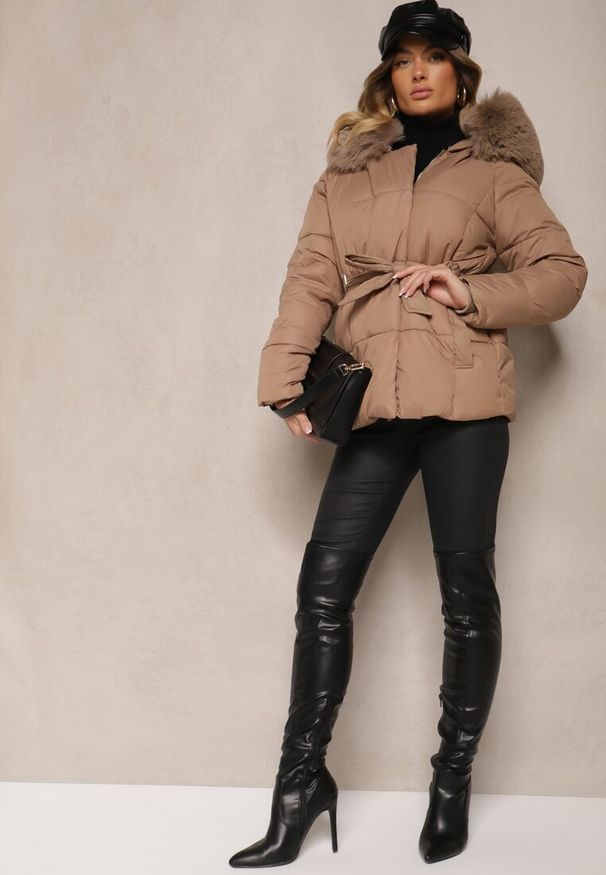 Renee - Beżowa Kurtka Pikowana z Kapturem i Odpinanym Kołnierzem Wiązana w Pasie Sialwenna. Typ kołnierza: kaptur. Kolor: beżowy. Materiał: jeans, futro. Styl: elegancki