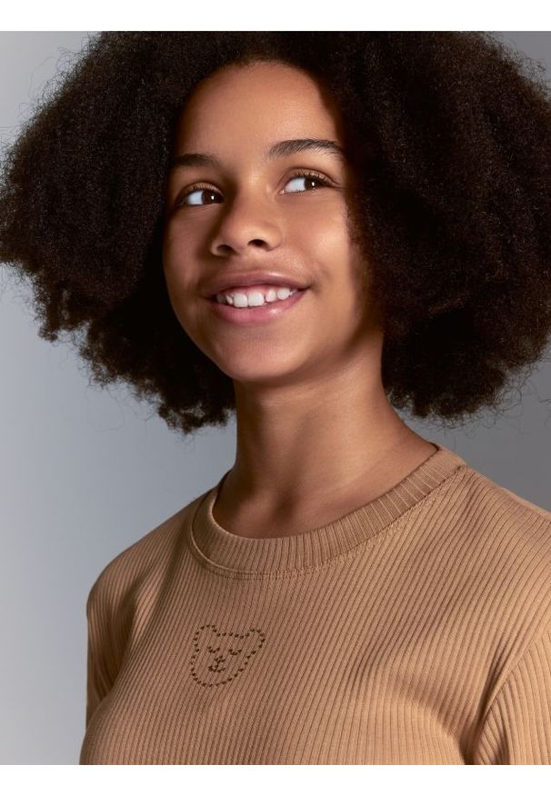 Reserved - Prążkowana bluzka z aplikacją - beżowy. Kolor: beżowy. Materiał: prążkowany. Wzór: aplikacja