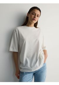 Reserved - T-shirt oversize - złamana biel. Materiał: bawełna, dzianina #1