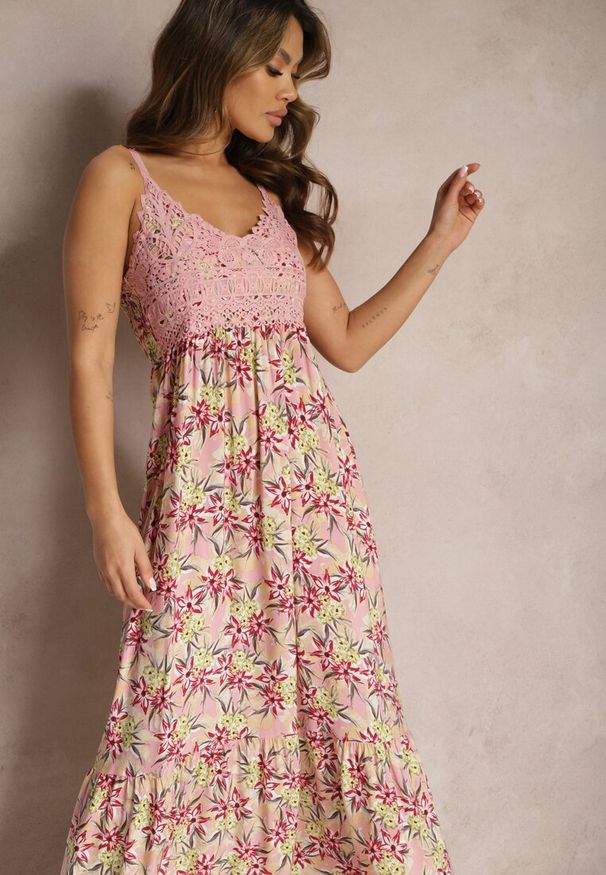 Renee - Różowa Rozkloszowana Sukienka Maxi z Wiskozy w Kwiatowy Print na Ramiączkach Roisintia. Kolor: różowy. Materiał: wiskoza. Długość rękawa: na ramiączkach. Wzór: kwiaty, nadruk. Długość: maxi