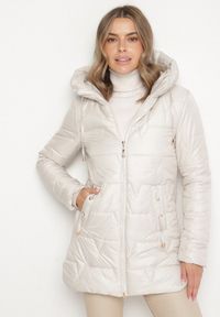 Born2be - Jasnobeżowa Pikowana Kurtka Przejściowa z Bocznymi Suwakami i Kapturem Soralessa. Okazja: do pracy, na co dzień, na spotkanie biznesowe. Kolor: beżowy. Materiał: dzianina, jeans. Długość rękawa: długi rękaw. Długość: długie. Styl: casual, biznesowy #3